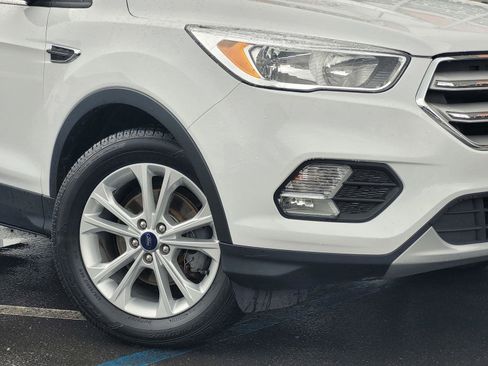 Used 2018 Ford Escape SE w/ SE Sync 3 Package FWD image 10