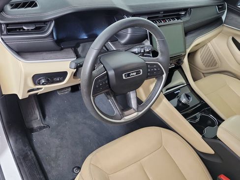 Used 2023 Jeep Grand Cherokee Limited w/ Black Appearance Package RWD image 11