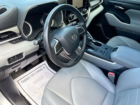 Used 2024 Toyota Highlander XLE AWD/4WD image 24