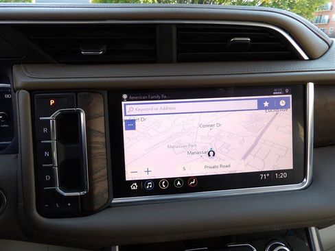 Used 2021 GMC Yukon XL Denali w/ Denali Premium Package image 24