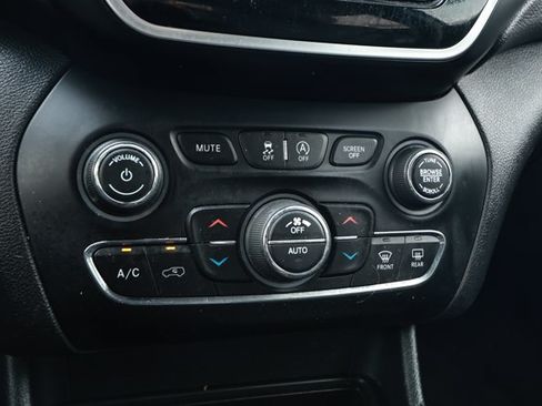 Used 2019 Jeep Cherokee Limited FWD image 17
