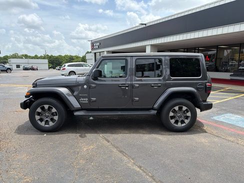 Used 2019 Jeep Wrangler Unlimited Sahara AWD/4WD image 10