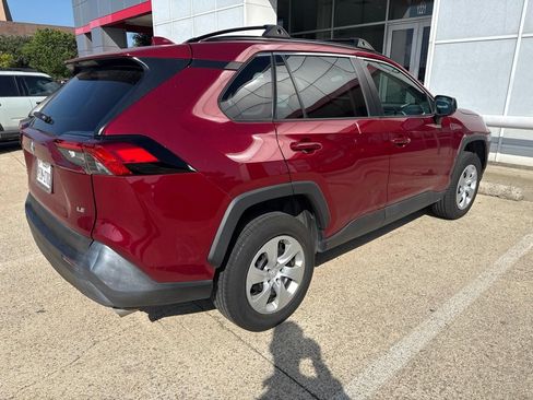 Used 2021 Toyota RAV4 LE FWD image 3