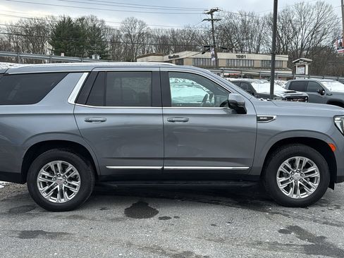 Used 2022 GMC Yukon SLT w/ SLT Premium Package image 3