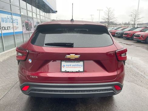 Certified 2025 Chevrolet Trax LS FWD image 29