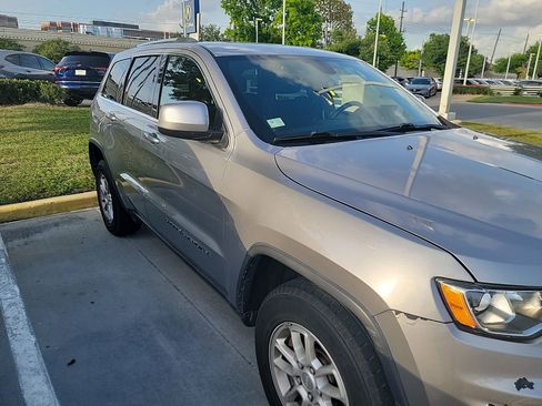 Used 2018 Jeep Grand Cherokee Laredo image 3