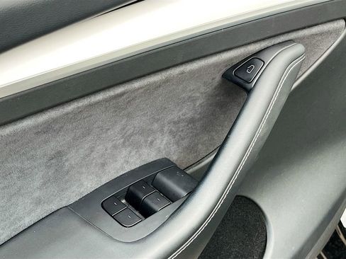 Used 2025 Tesla Model Y Long Range RWD image 17