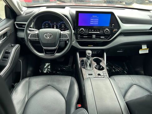 Used 2023 Toyota Highlander Platinum FWD image 19