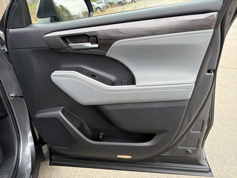 Used 2023 Toyota Highlander Limited image 14