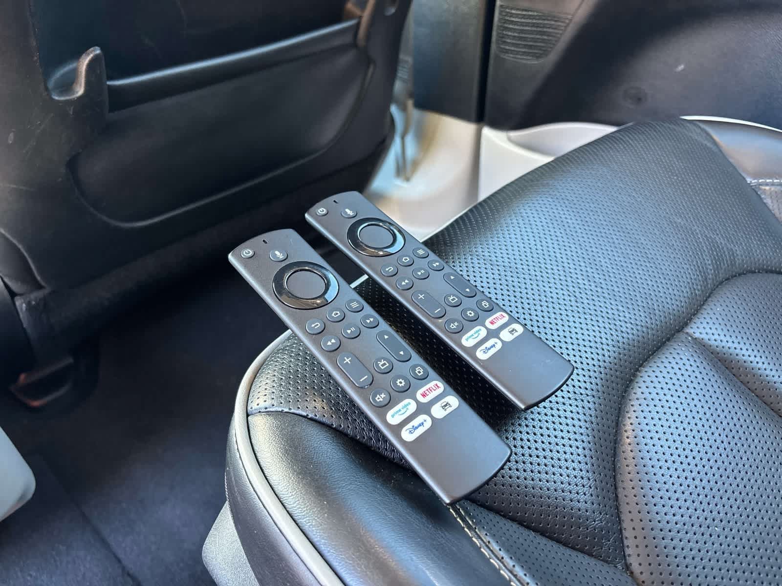 Used 2023 Chrysler Pacifica Limited w/ Uconnect Theater Family Group FWD image 14