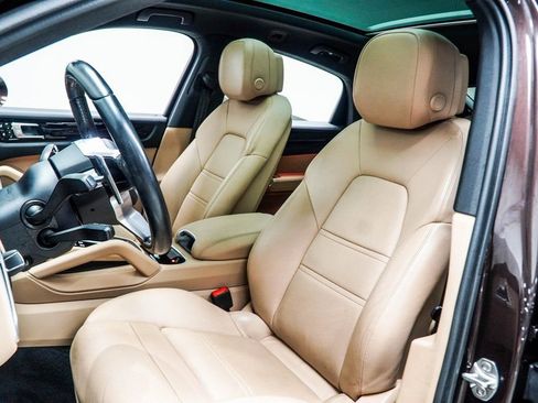 Used 2023 Porsche Cayenne Coupe image 39