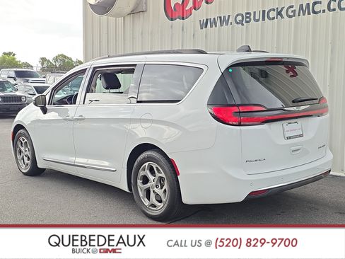 Used 2023 Chrysler Pacifica Limited FWD image 5