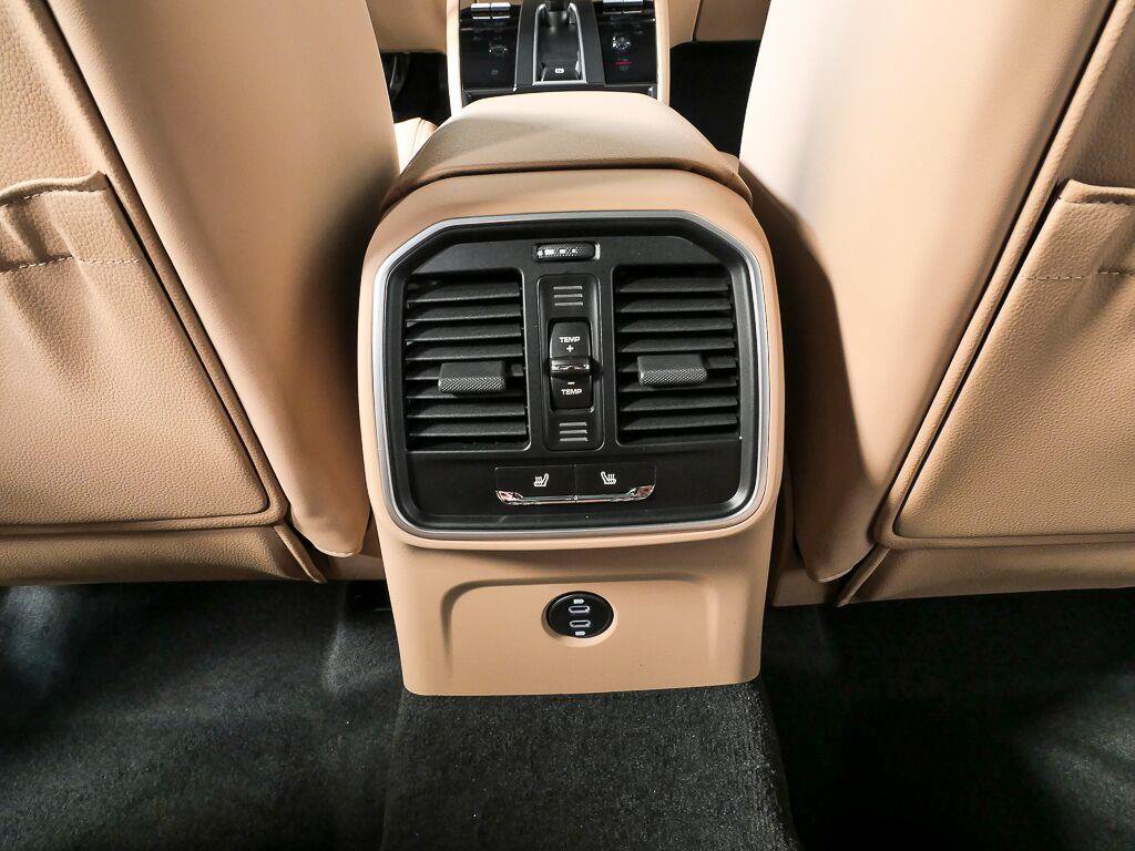 Certified 2026 Porsche Macan AWD/4WD image 19