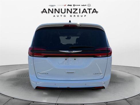 Certified 2023 Chrysler Pacifica Limited image 4