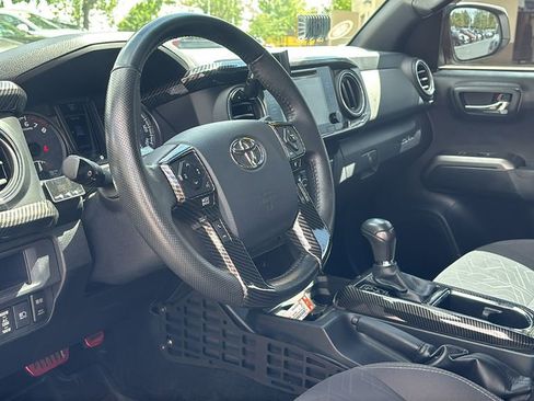 Used 2019 Toyota Tacoma TRD Off-Road w/ Technology Package AWD/4WD image 26