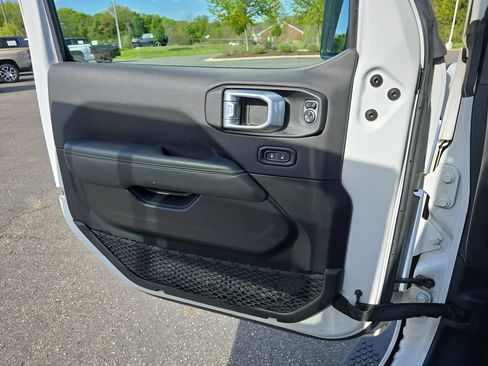 Used 2021 Jeep Wrangler Unlimited Sahara w/ Cold Weather Group AWD/4WD image 28