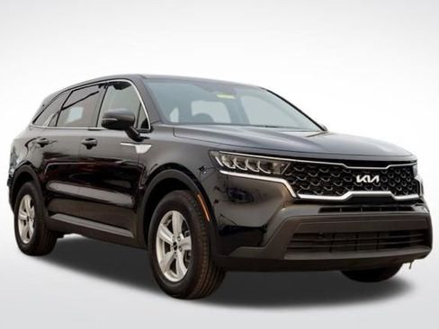 Used 2022 Kia Sorento LX image 1
