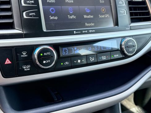 Used 2017 Toyota Highlander LE image 24