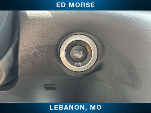 Used 2025 Chrysler Pacifica Select FWD image 16