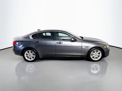 Used 2018 Jaguar XE Premium image 11