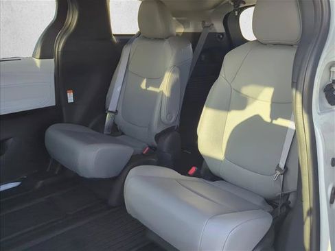 Used 2025 Toyota Sienna XLE w/ XLE Plus Package FWD image 22