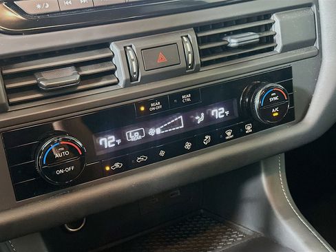 Used 2024 Nissan Pathfinder S image 23