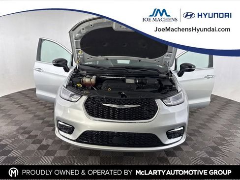 Used 2024 Chrysler Pacifica Touring-L image 13