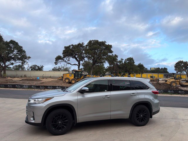 Used 2017 Toyota Highlander XLE AWD/4WD image 1