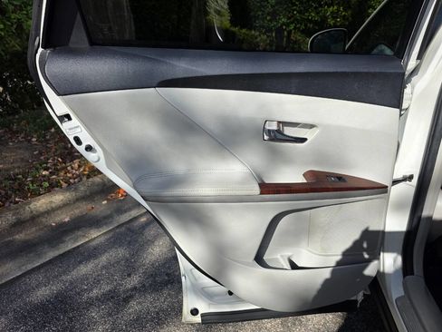 Used 2010 Toyota Venza image 24