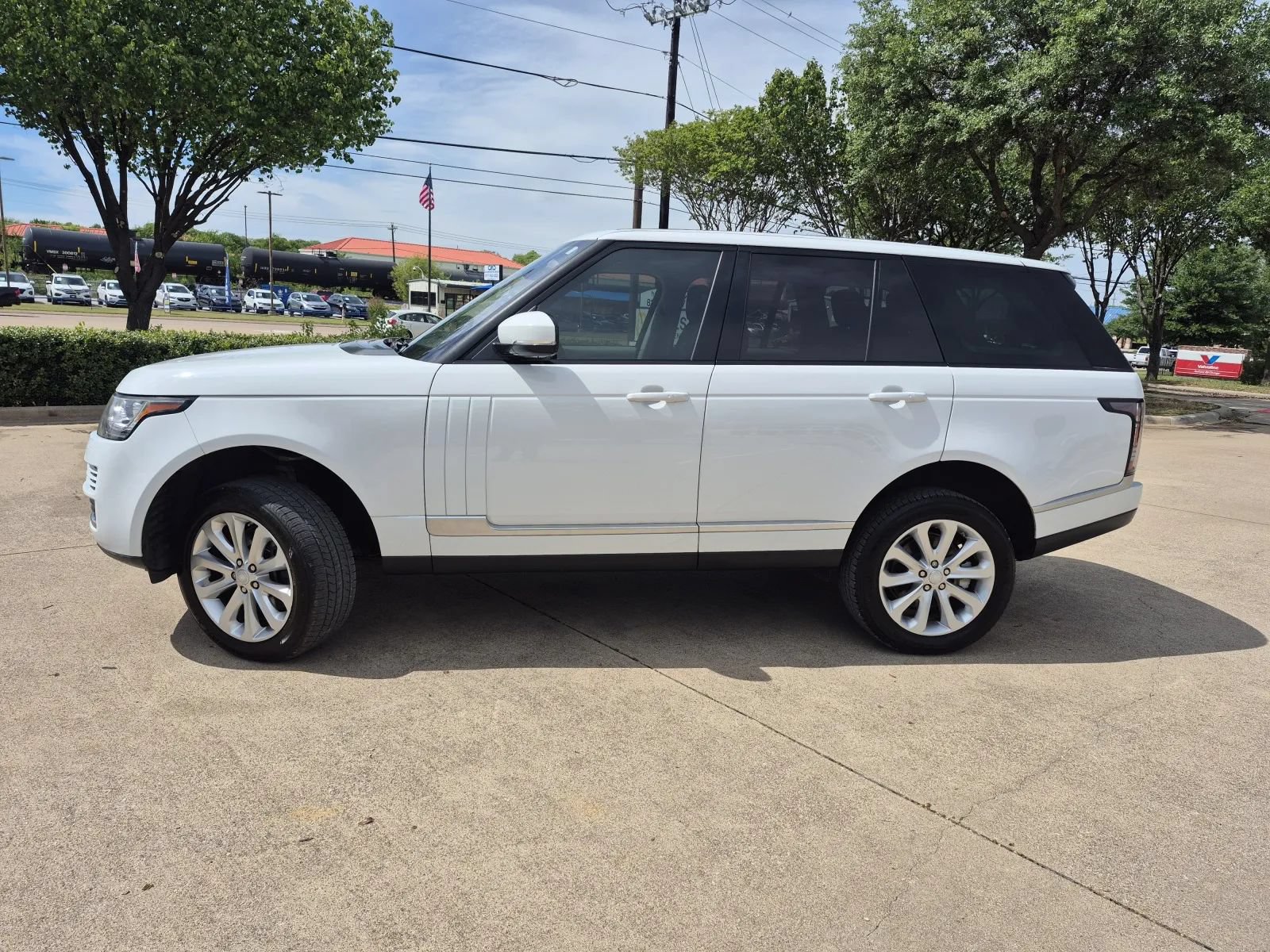 Used 2016 Land Rover Range Rover HSE AWD/4WD image 2