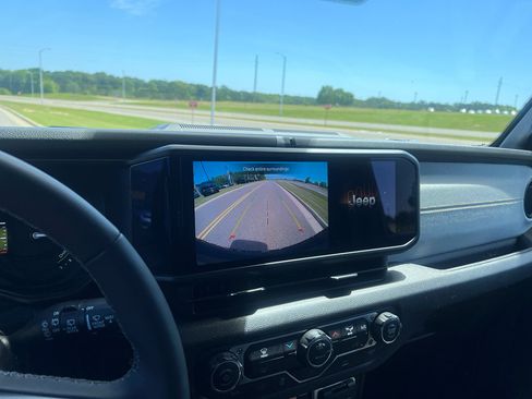 Used 2025 Jeep Wrangler Willys image 21