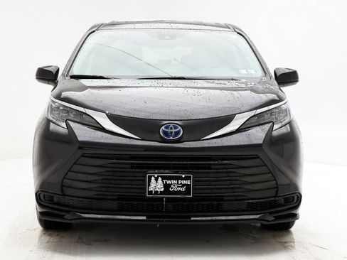 Used 2024 Toyota Sienna LE image 4