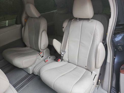Used 2014 Toyota Sienna XLE image 26