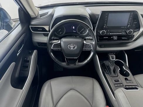Used 2021 Toyota Highlander XLE AWD/4WD image 4