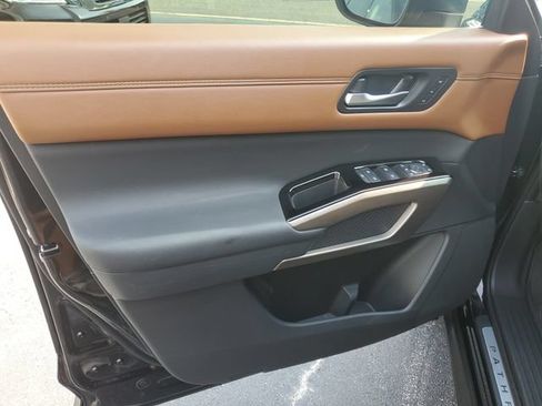 Used 2025 Nissan Pathfinder Platinum FWD image 11