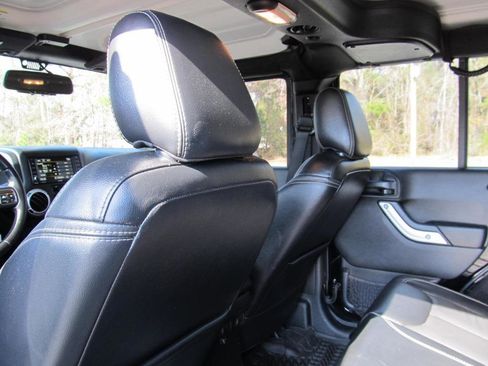 Used 2016 Jeep Wrangler Unlimited Rubicon w/ Connectivity Group image 36