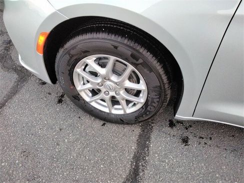 New 2026 Chrysler Pacifica Select image 20