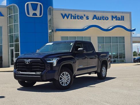 Used 2022 Toyota Tundra SR5 w/ SR5 Convenience Package AWD/4WD image 37