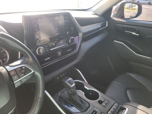 Used 2020 Toyota Highlander XLE AWD/4WD image 25