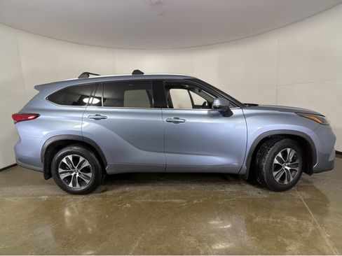 Used 2022 Toyota Highlander XLE image 24