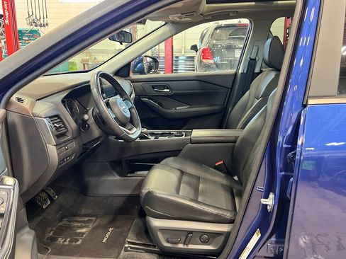 Used 2023 Nissan Rogue SV w/ SV Premium B Package image 12