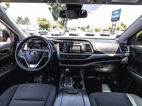 Used 2019 Toyota Highlander LE AWD/4WD image 23