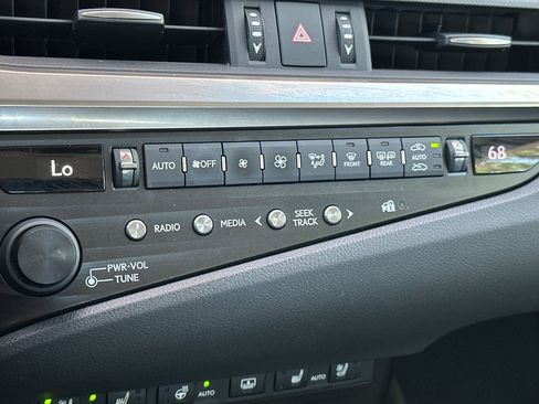 Used 2019 Lexus ES 300h w/ Accessory Package 2 FWD image 18
