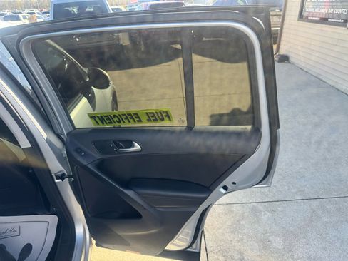 Used 2017 Volkswagen Tiguan S image 17