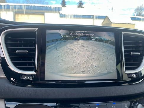 Used 2024 Chrysler Pacifica Touring-L image 25