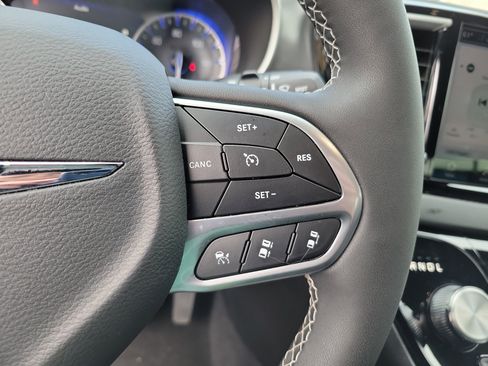 Used 2026 Chrysler Pacifica Select image 18