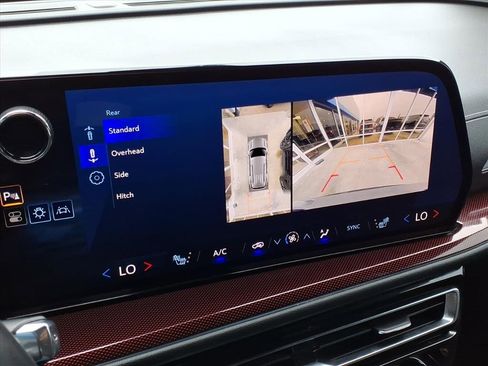 Used 2024 Chevrolet Traverse Z71 image 24