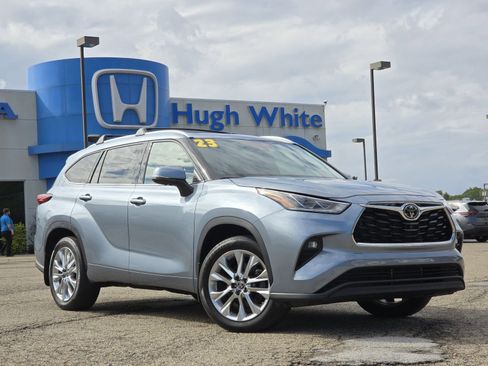 Used 2023 Toyota Highlander L image 2