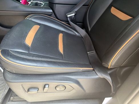 Used 2023 GMC Yukon AT4 w/ AT4 Premium Package AWD/4WD image 12