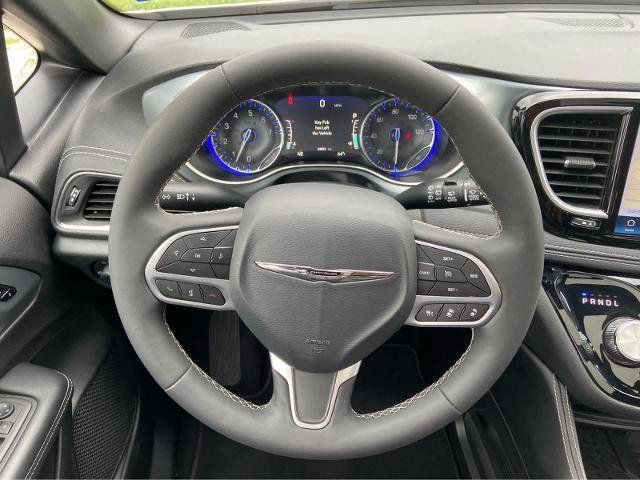 Used 2026 Chrysler Pacifica Limited FWD image 27